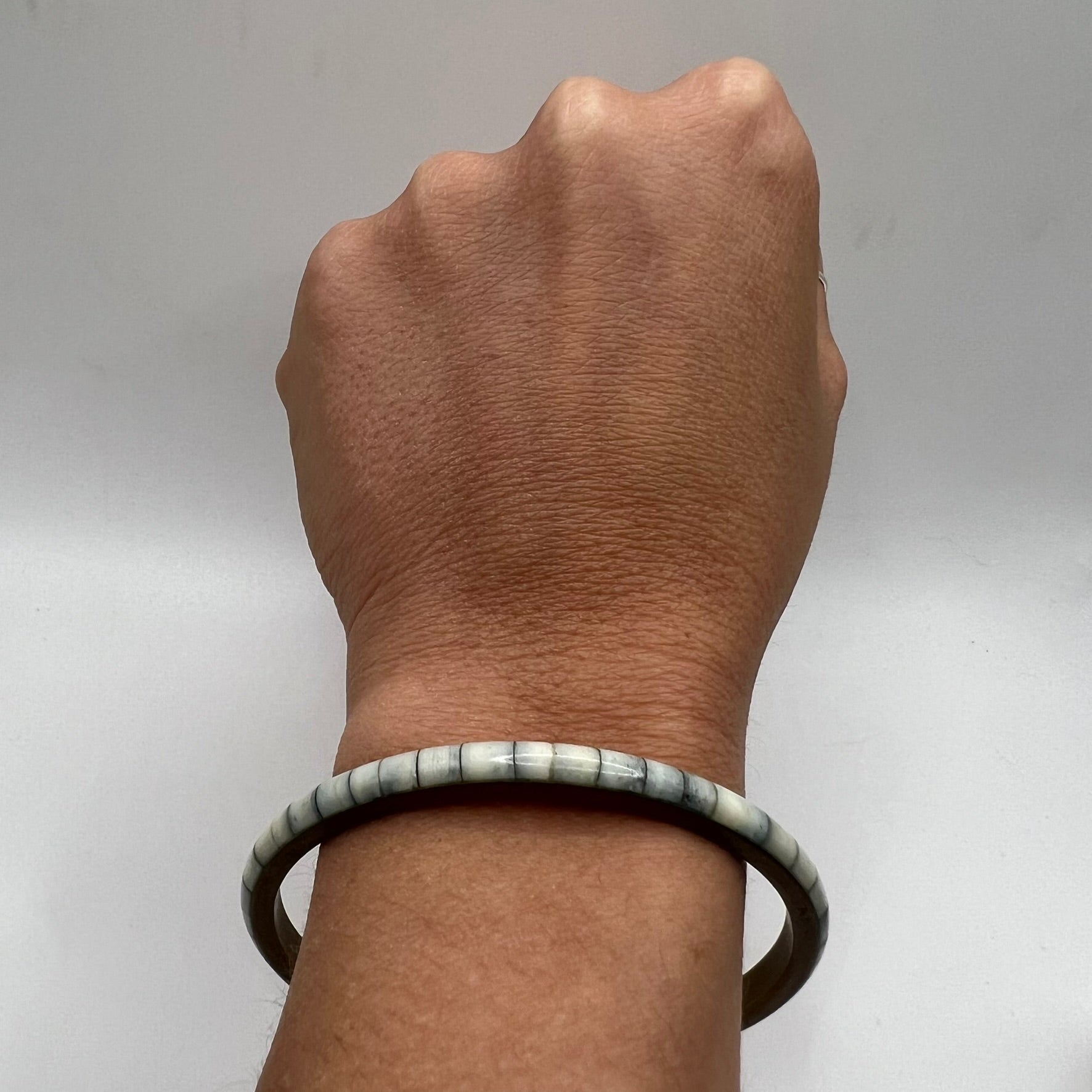 Pulsera Rígida Original de Nepal · Latón & Hueso