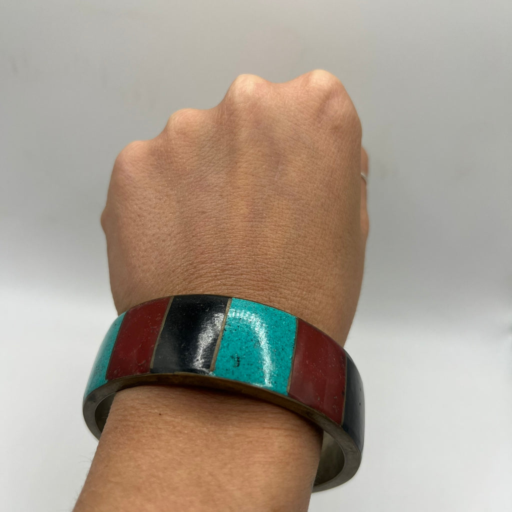 Pulsera Rígida Original de Nepal · Latón, Turquesa, Coral & Ónix Negro