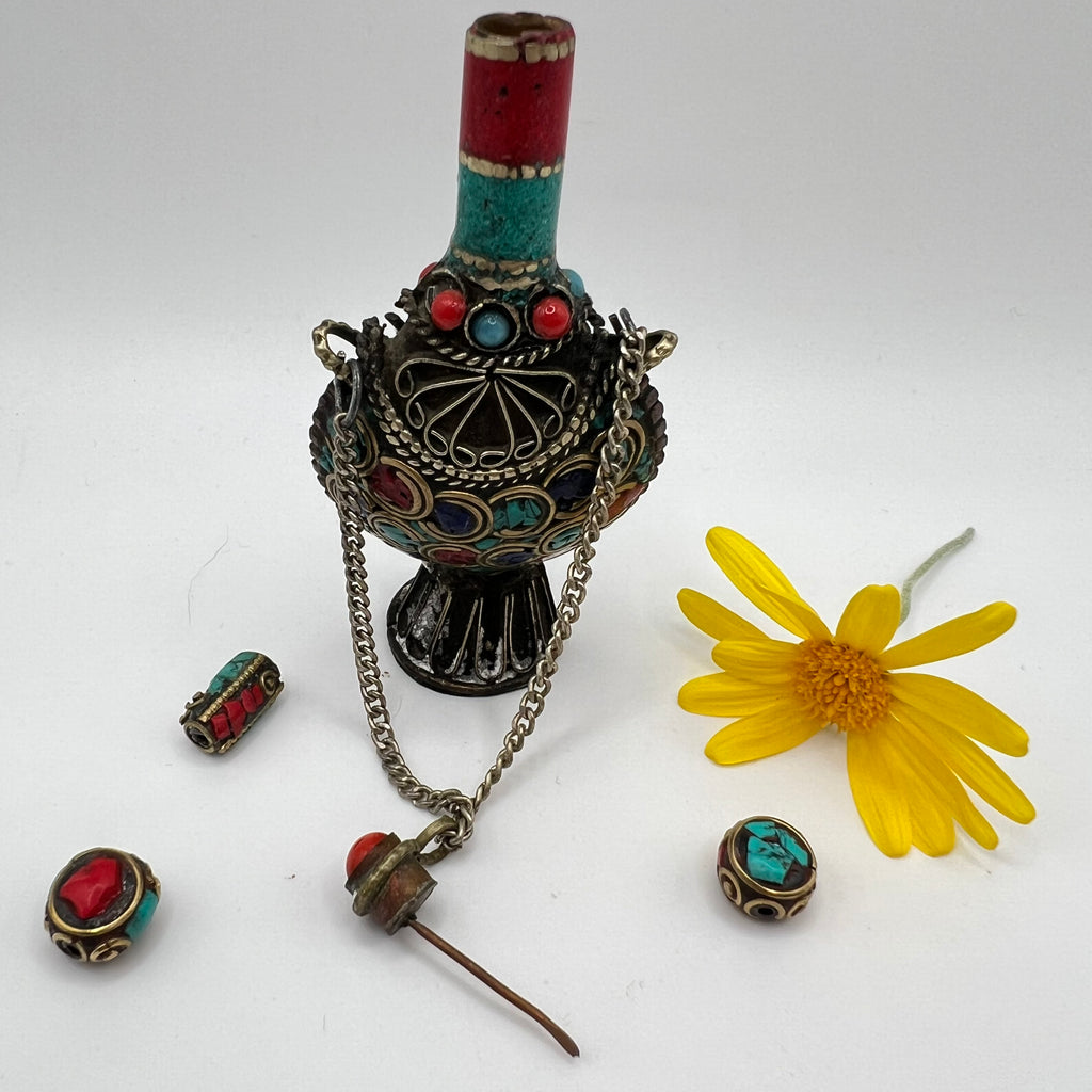 Perfumero Tibetano Mediano — Plata Tibetana con Incrustaciones