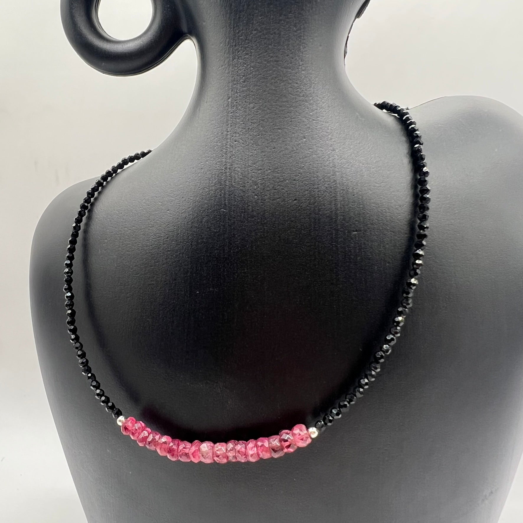 Conjunto Gargantilla & Pulsera · Espinela Rosa y Negra