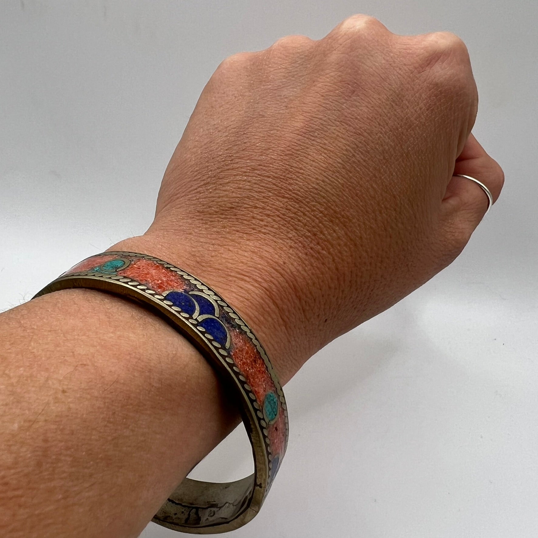 Pulsera Rígida Original de Nepal · Latón, Coral, Lapislázuli & Turquesa