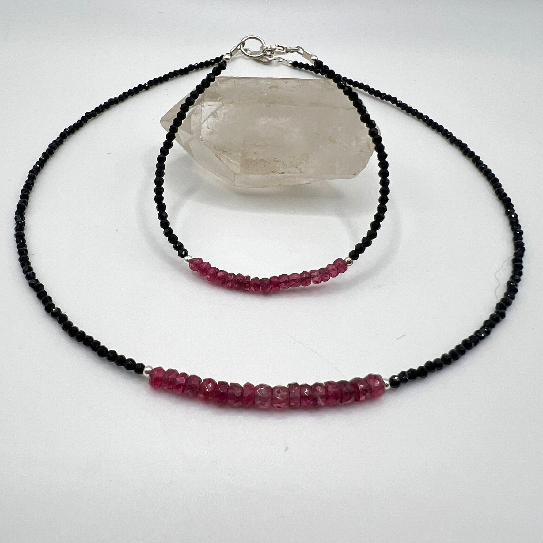 Conjunto Gargantilla & Pulsera · Espinela Rosa y Negra