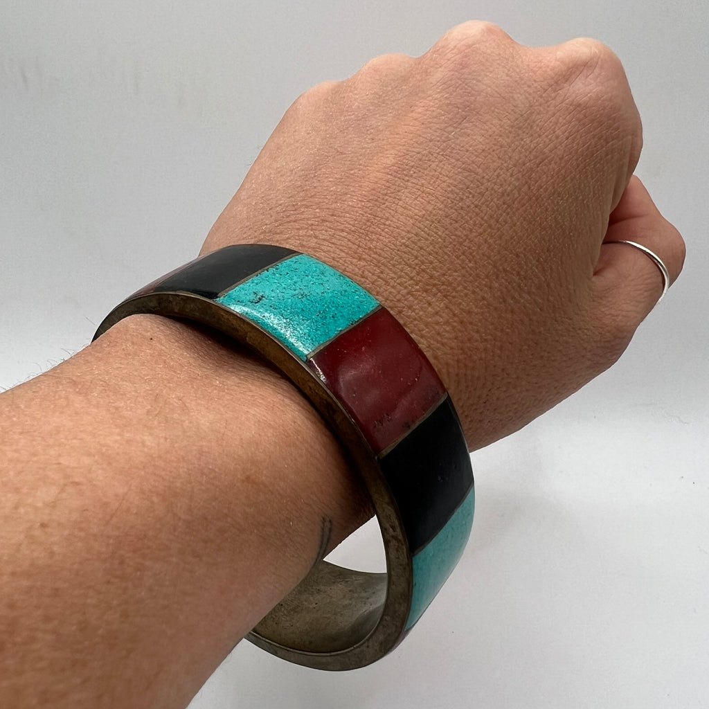 Pulsera Rígida Original de Nepal · Latón, Turquesa, Coral & Ónix Negro