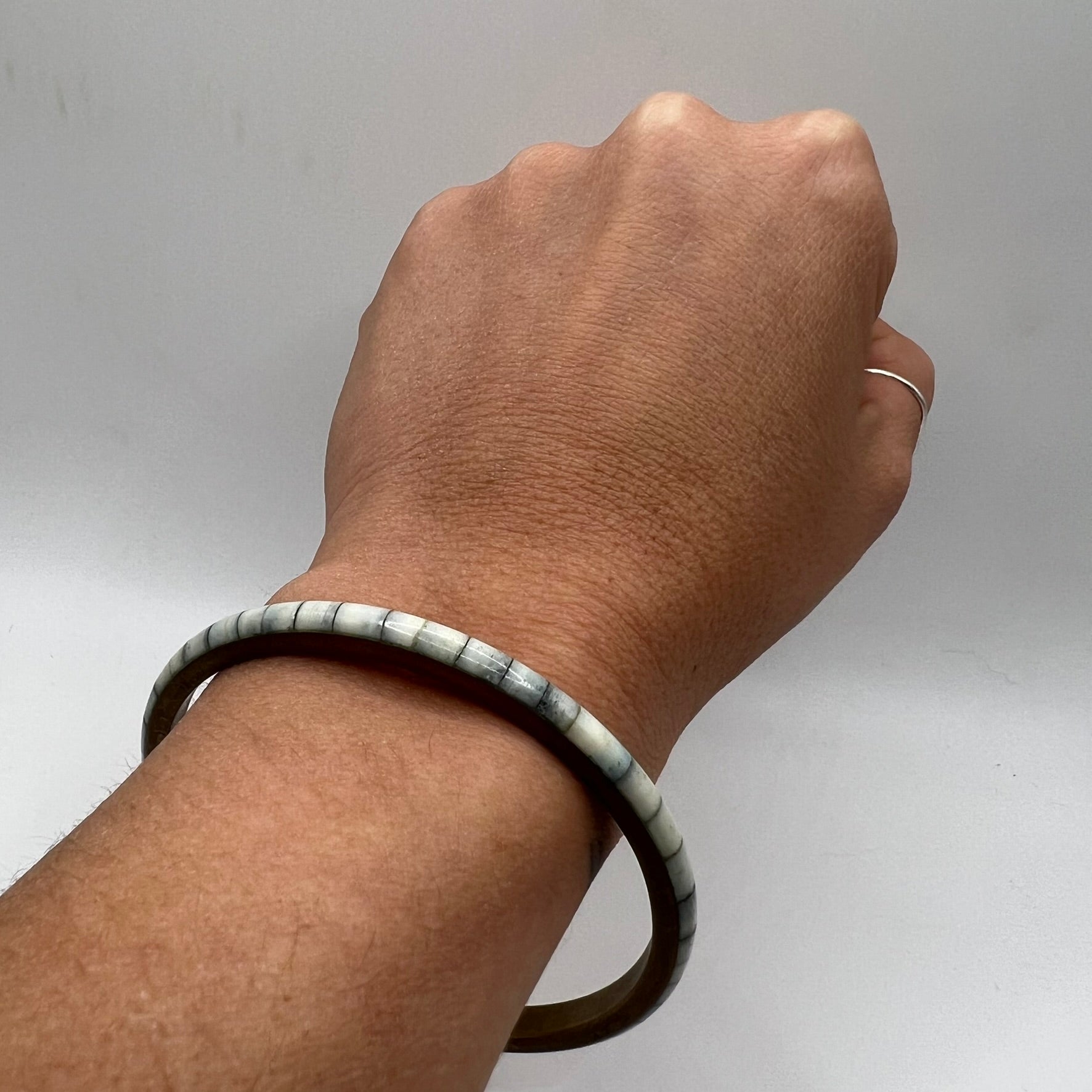 Pulsera Rígida Original de Nepal · Latón & Hueso